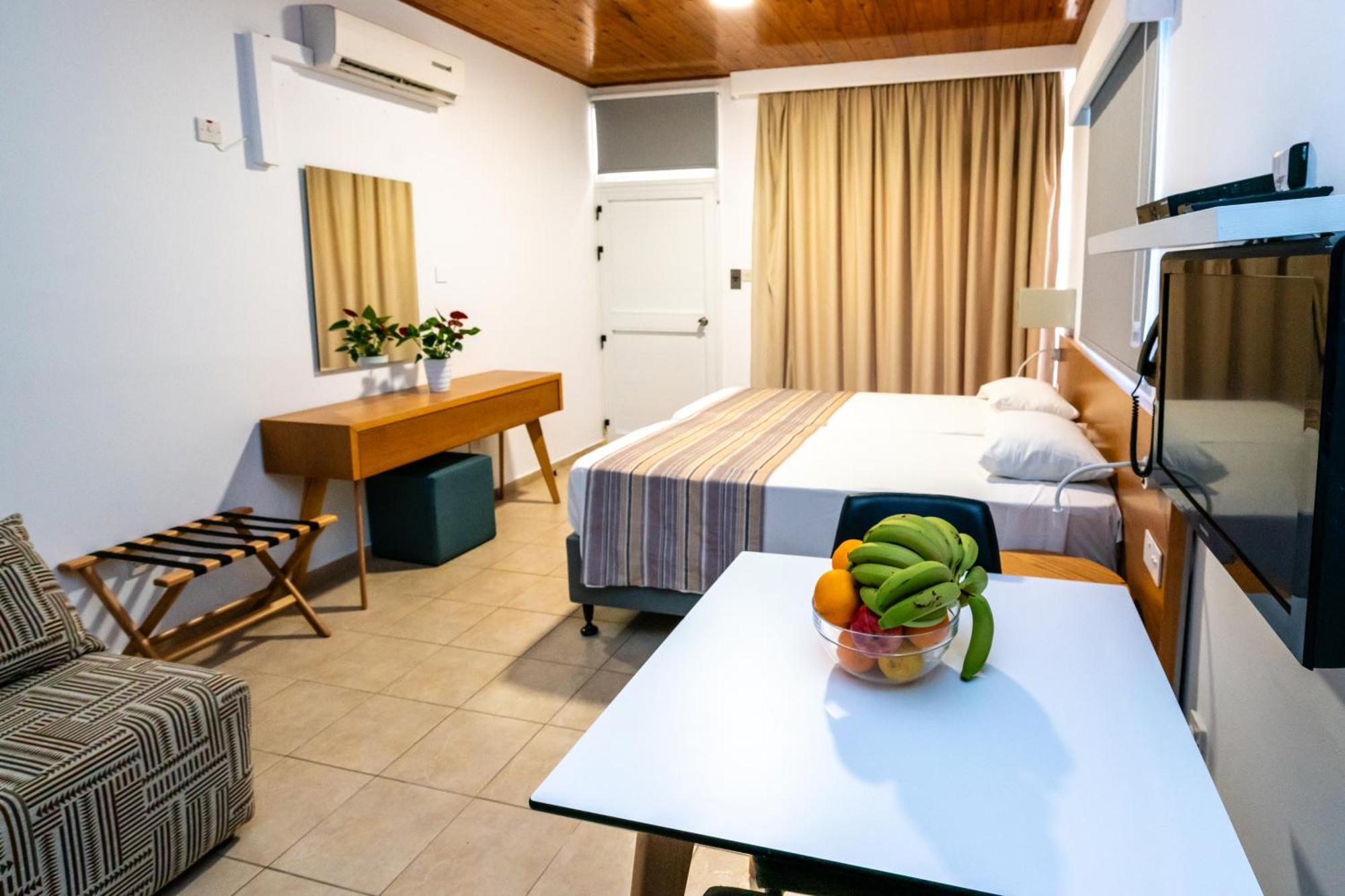 Helios 2 Apartment Paphos Exterior photo